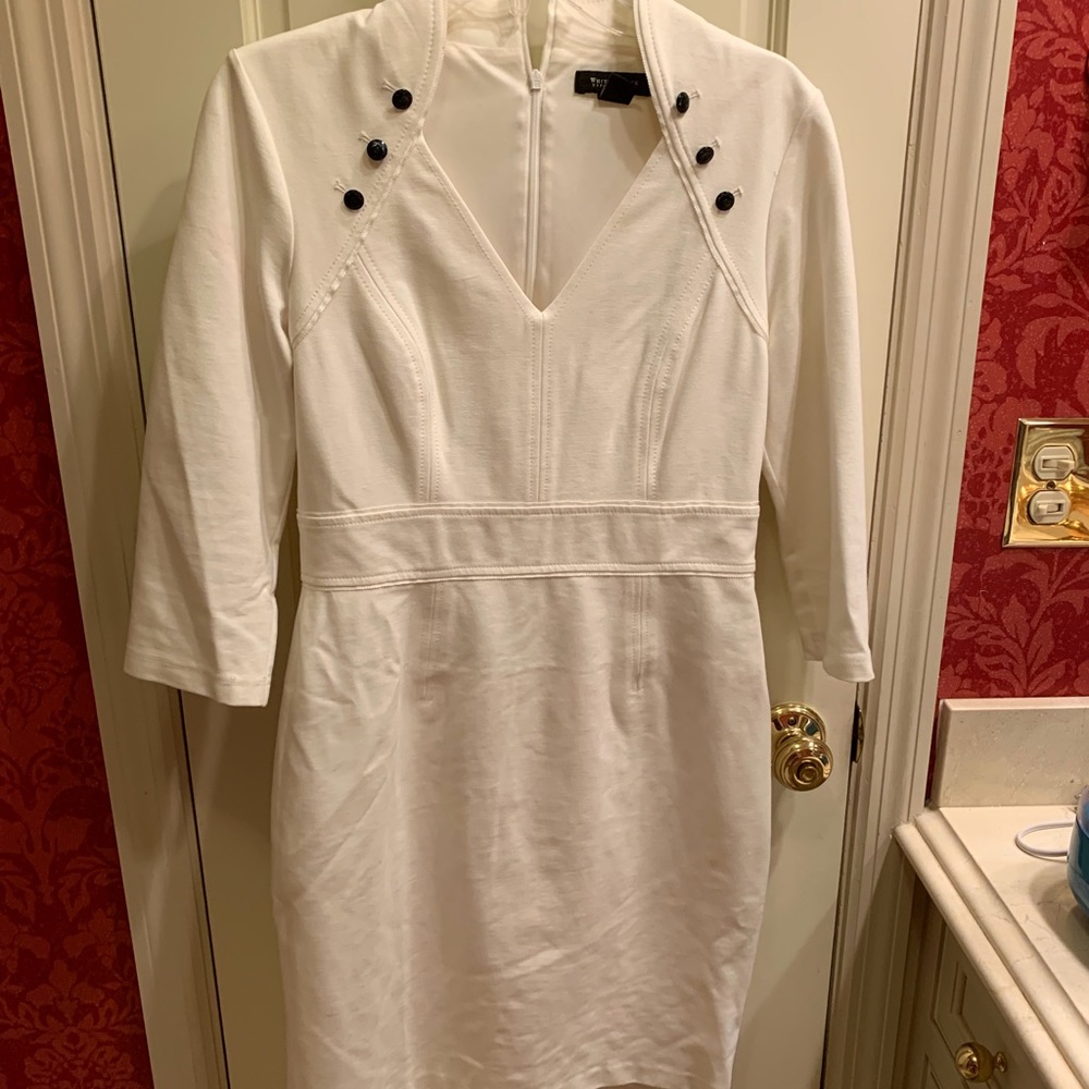 Knee-length dress with 3/4 length sleeves, V-neck